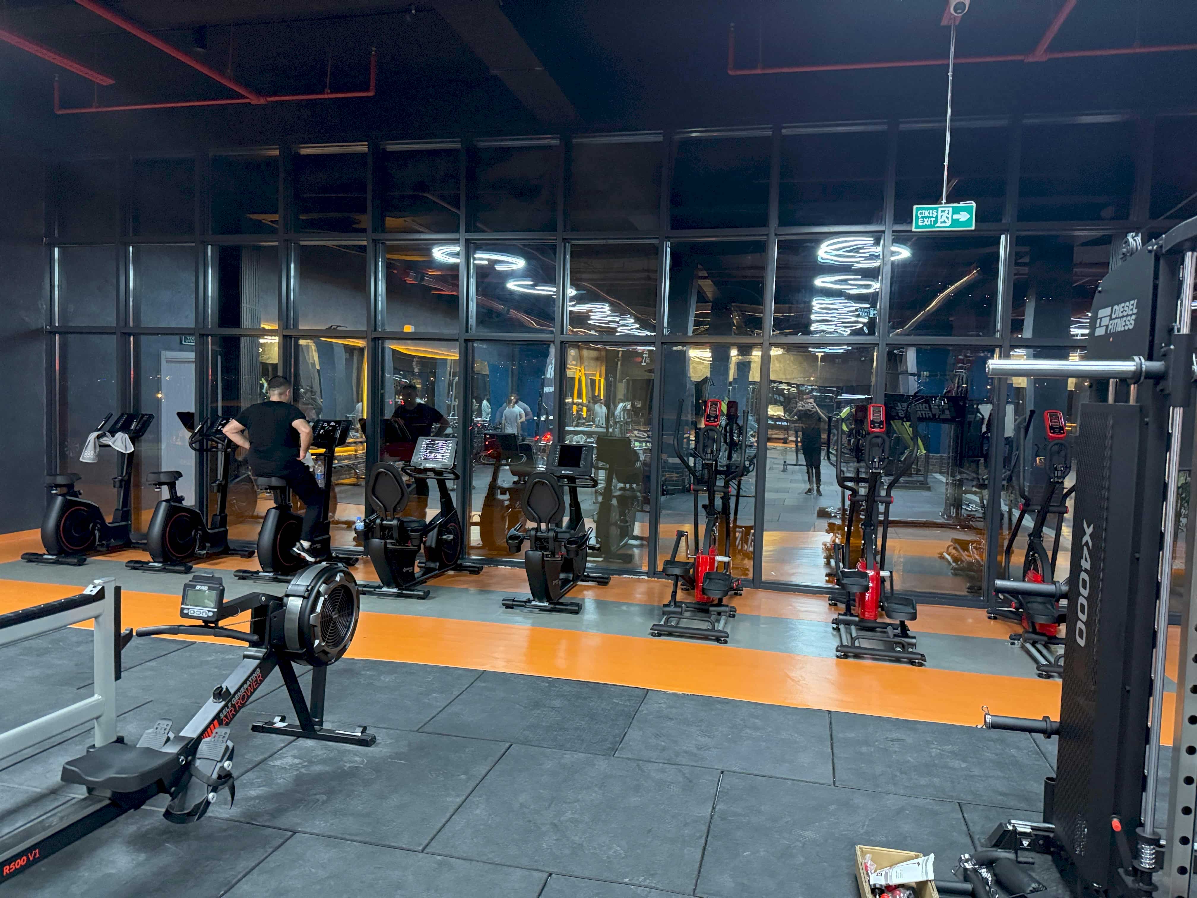 Momentum Premium Fitness Salon - Modern Ekipmanlar ve Premium Gym Alanı